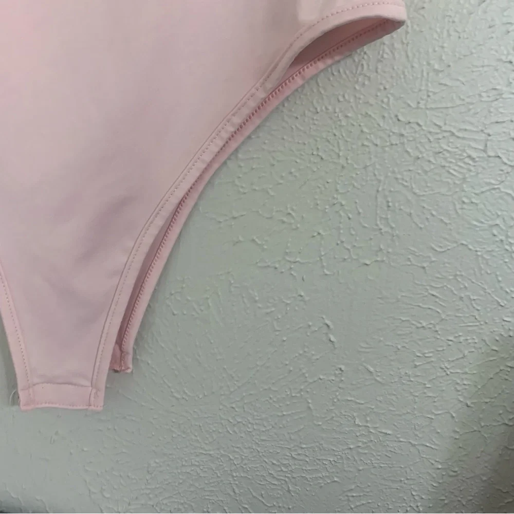 ❇️3/$30❇️ EUC Light Pink Off Shoulder Short Sleeve Stretchy Bodycon Bodysuit Top - Picture 7 of 8